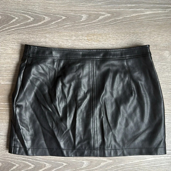Free people zip front vegan leather mini skirt - Picture 3 of 7